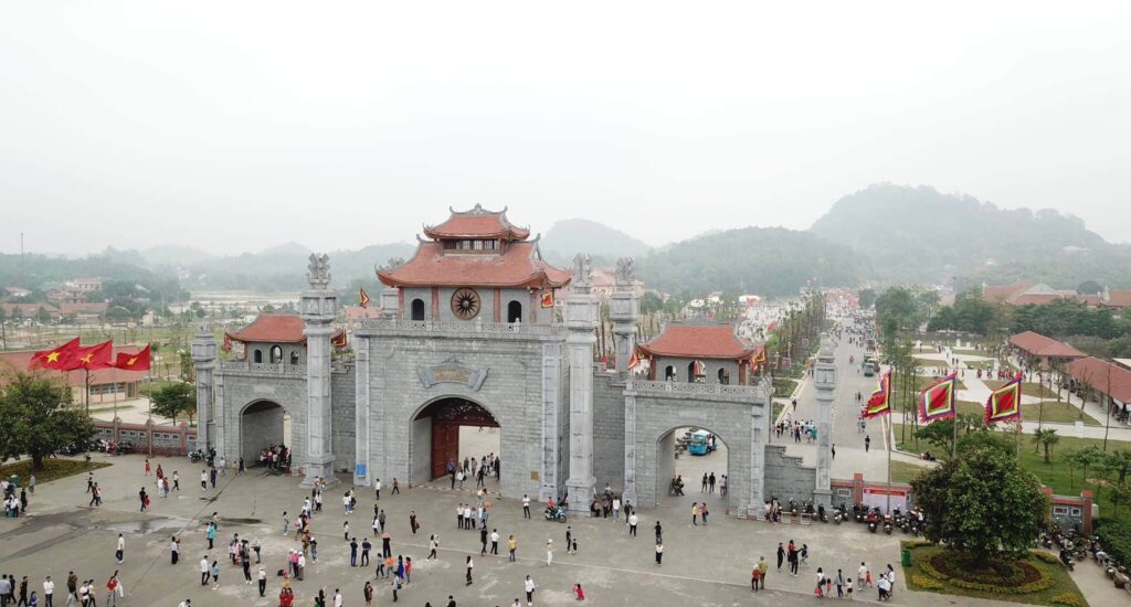 Du khách tham quan Đền Hùng Phú Thọ